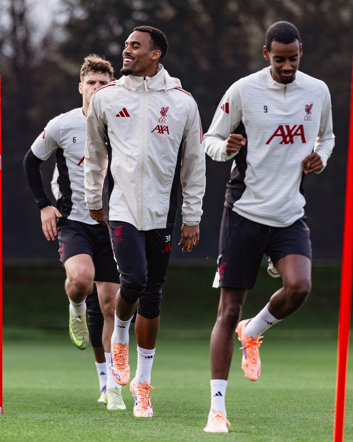 利物浦训练开放日;关键时刻防线松动引欢呼;足总杯在即;团队化学反应显著的简单介绍 利物浦训练开放日;关键时刻防线松动引欢呼;足总杯在即;团队化学反应显著的简单介绍